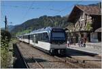 Zwei MOB Alpina Triebwagen (ABe 4/4 und Be 4/4 Serie 9000) sind mit zwei Zwischenwagen als Regionalzug von Zweisimmen nach Montreux unterwegs und halten in Saanen.
