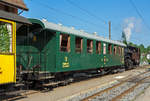 Der ehemalige 3.Klasse – Gro�raum  - Nichtraucher Plattformwagen SBB Br�nig C4 811 (sp�ter B 811), der Museumsbahn Blonay-Chamby, am 27.05.2012 im Bahnhof Blonay.