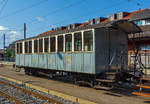   Ein kurzer Holzkasten-Vierachser der Anfangszeit, der ehemalige MOB C4 45 ein 3.Klasse – Plattformwagen mit Raucher- und Nichtraucherabteilen (Fumeur / Non fumeur), der Museumsbahn