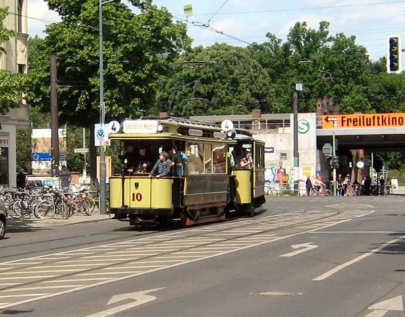 Tw 10 biegt in die B�lschestrasse ein, Friedrichshagen 17.5.2009