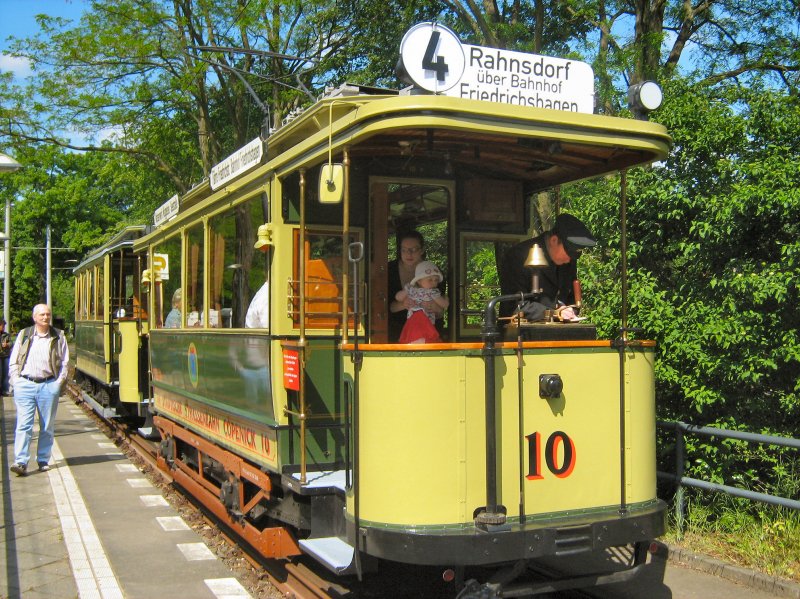Tw 10 mit Biwagen in Friedrichshagen, altes Wasserwerk - 10.5.2009