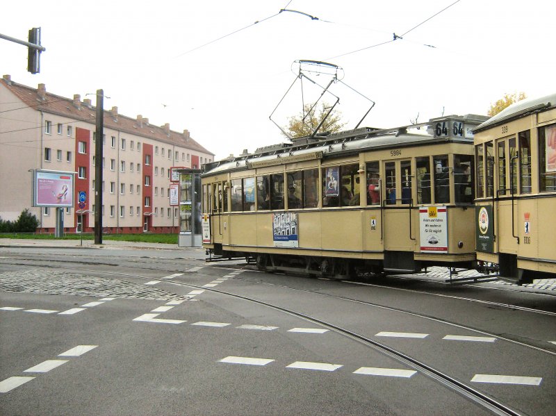 Tw 5984 biegt bei der Themefahrt am 12.10.2008 in die Prenzlauer Allee ein