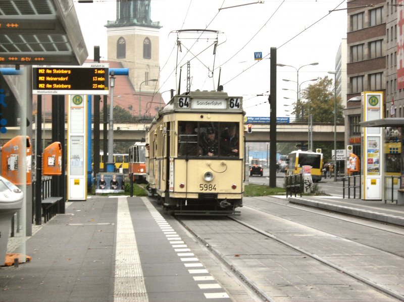 Tw 5984 mit 2 Beiwagen, dahinter TATRA auf der Linie M2, 12.10.2008