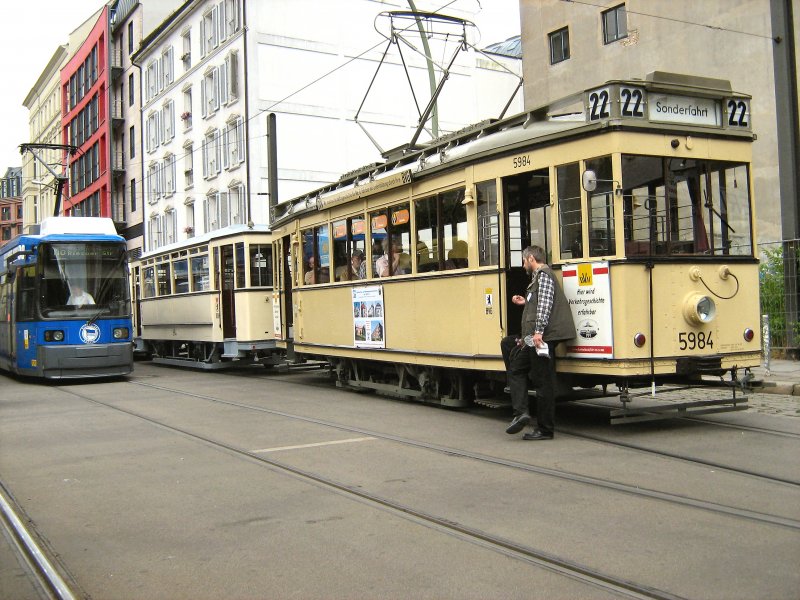 Tw 5984 mit ihren Wageenzug, danebem Niederflurwagen, berlin Sommer 2008